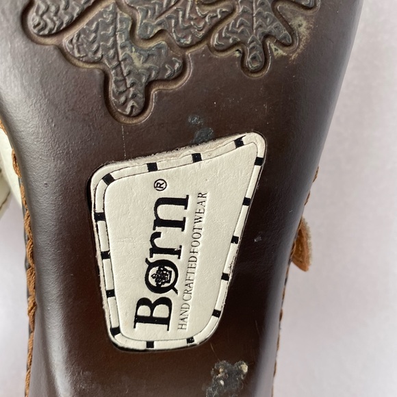 BORN Ladies White Leather Slip on Thong Sandals Size 7M - Picture 8 of 9